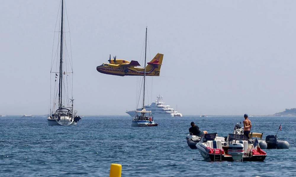 Γαλλία: Οριοθετημένη αλλά υπό έλεγχο η πυρκαγιά στο Σεν-Τροπέ